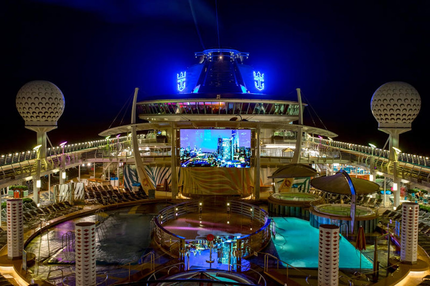 Main Pool on Independence of the Seas