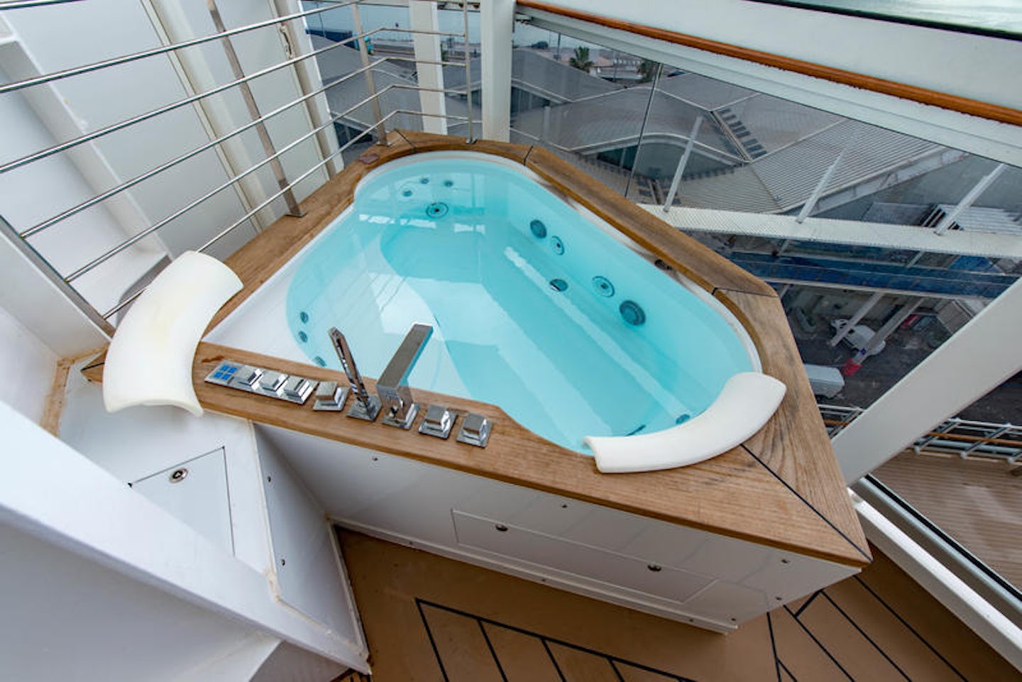 msc yacht club owner's suite with whirlpool bath