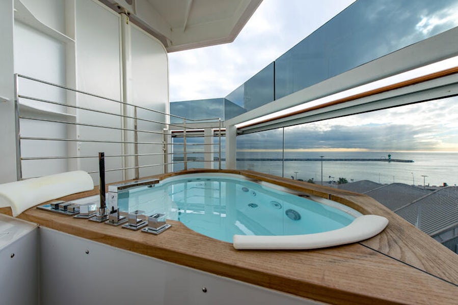 msc yacht club owner's suite mit whirlpool