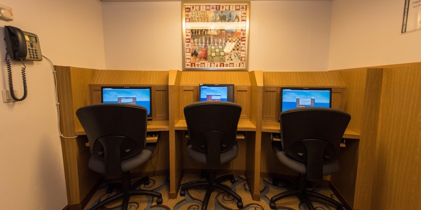 Internet Cafe on Oasis of the Seas (Photo: Cruise Critic)