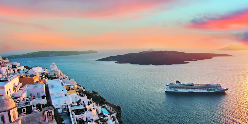 Image: Norwegian Jade in Santorini, Greece (Photo: Norwegian Cruise Line)
