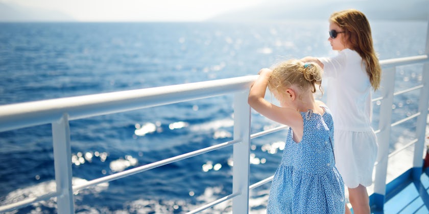 Little girls on a cruise (Photo: MNStudio/Shutterstock.com)