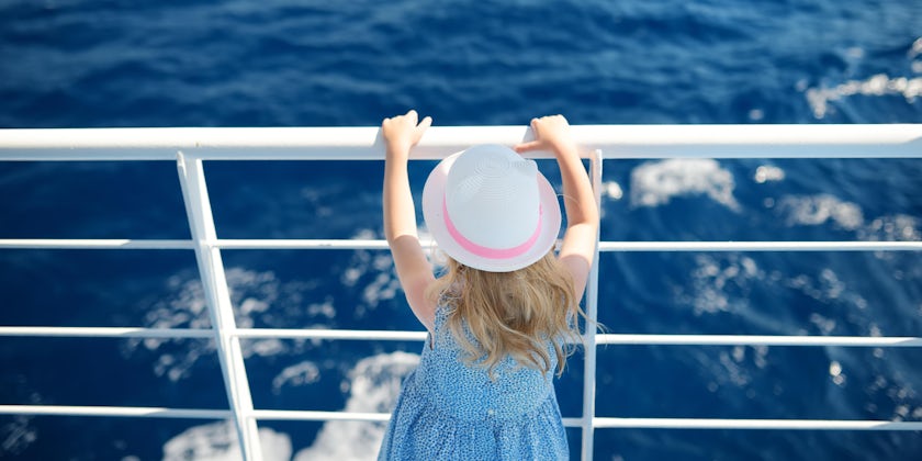 Little girl on a cruise (Photo: MNStudio/Shutterstock.com)