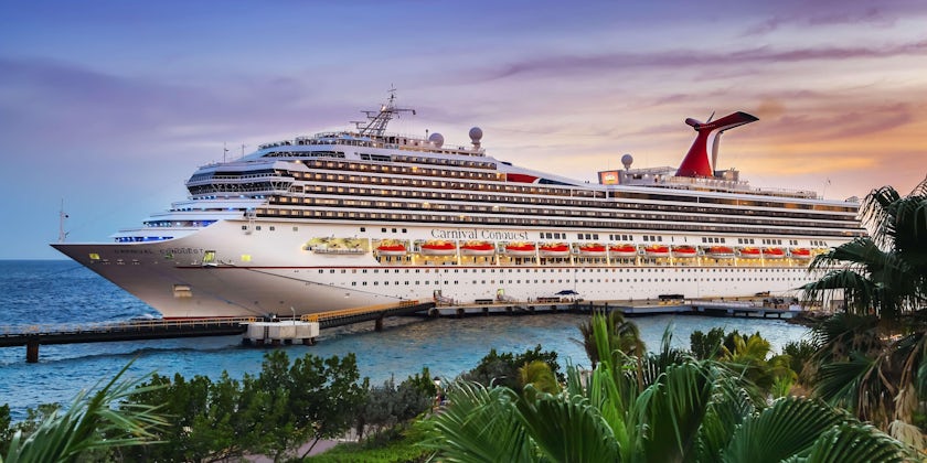 Carnival Conquest in Willemstad at sunset (Photo: NAN728/Shutterstock.com)