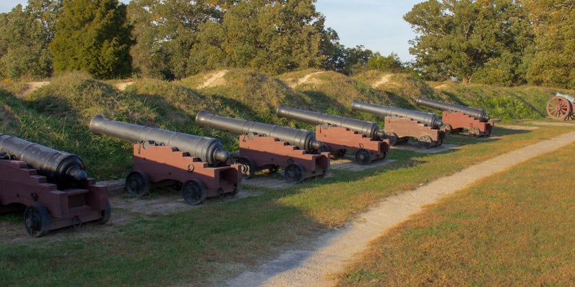 Artillery on a historic Yorktown battlefield - Yorktown, Virginia, USA (Photo: Arne Beruldsen/Shutterstock)