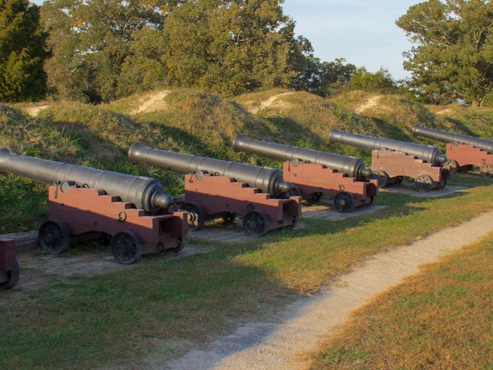 Artillery on a historic Yorktown battlefield - Yorktown, Virginia, USA (Photo: Arne Beruldsen/Shutterstock)