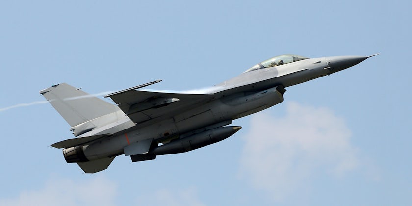 Fighter jet in flight (Photo: jointstar/Shutterstock.com)