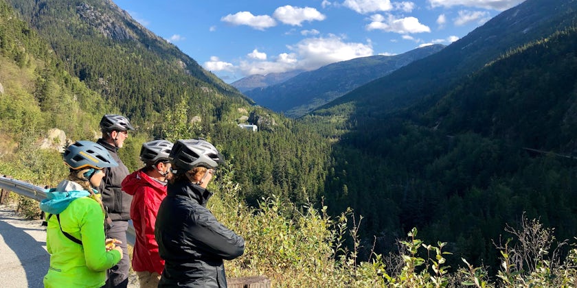 Friends overlooking a scenic view of Skagway's Alaskan bike tour (Photo: Chris Gray Faust/Cruise Critic)