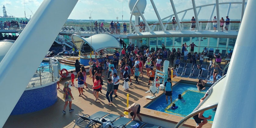 Pool deck dance party on Enchantment of the Seas (Photo: Dori Saltzman)