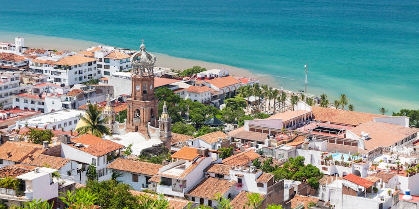 Panoramic view of downtown Puerto Vallarta (Photo: emperorcosar/Shutterstock)