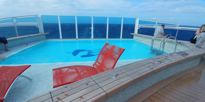Infinity Pool on Sky Princess (Photo: Dori Saltzman/Cruise Critic)