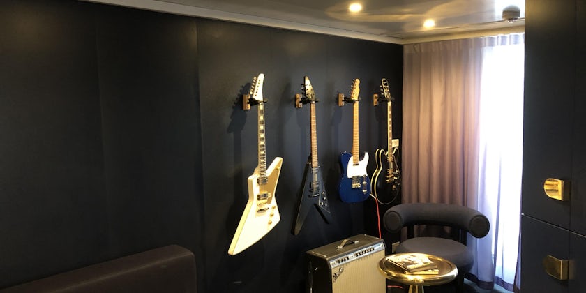 Mega Rock Star Suite Guitar Room