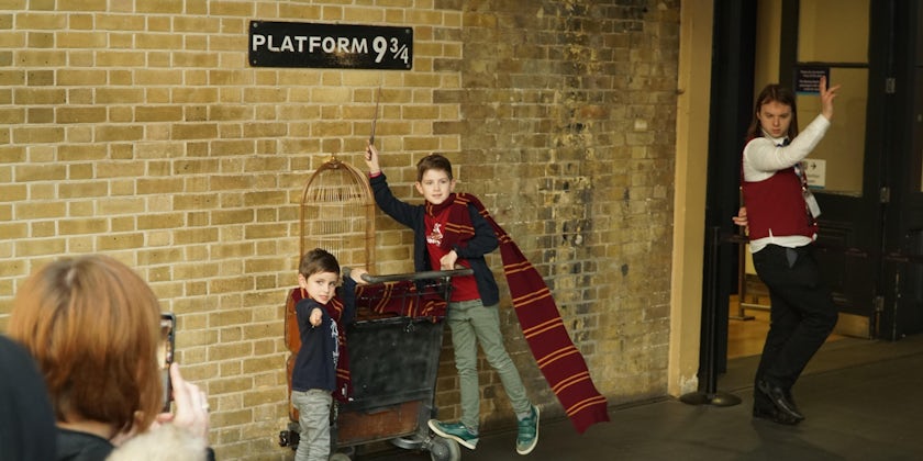 Platform 9 and 3/4 at King's Cross Station in London (Photo: chrisontour84/Shutterstock.com)