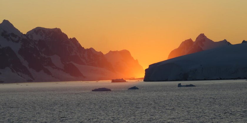 Sunset in Antarctica (Photo: Calaferapy/Cruise Critic member)