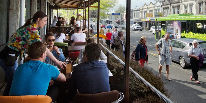 Cafe in Auckland's Ponsonby neighborhood (Photo: ChameleonsEye/Shutterstock.com)