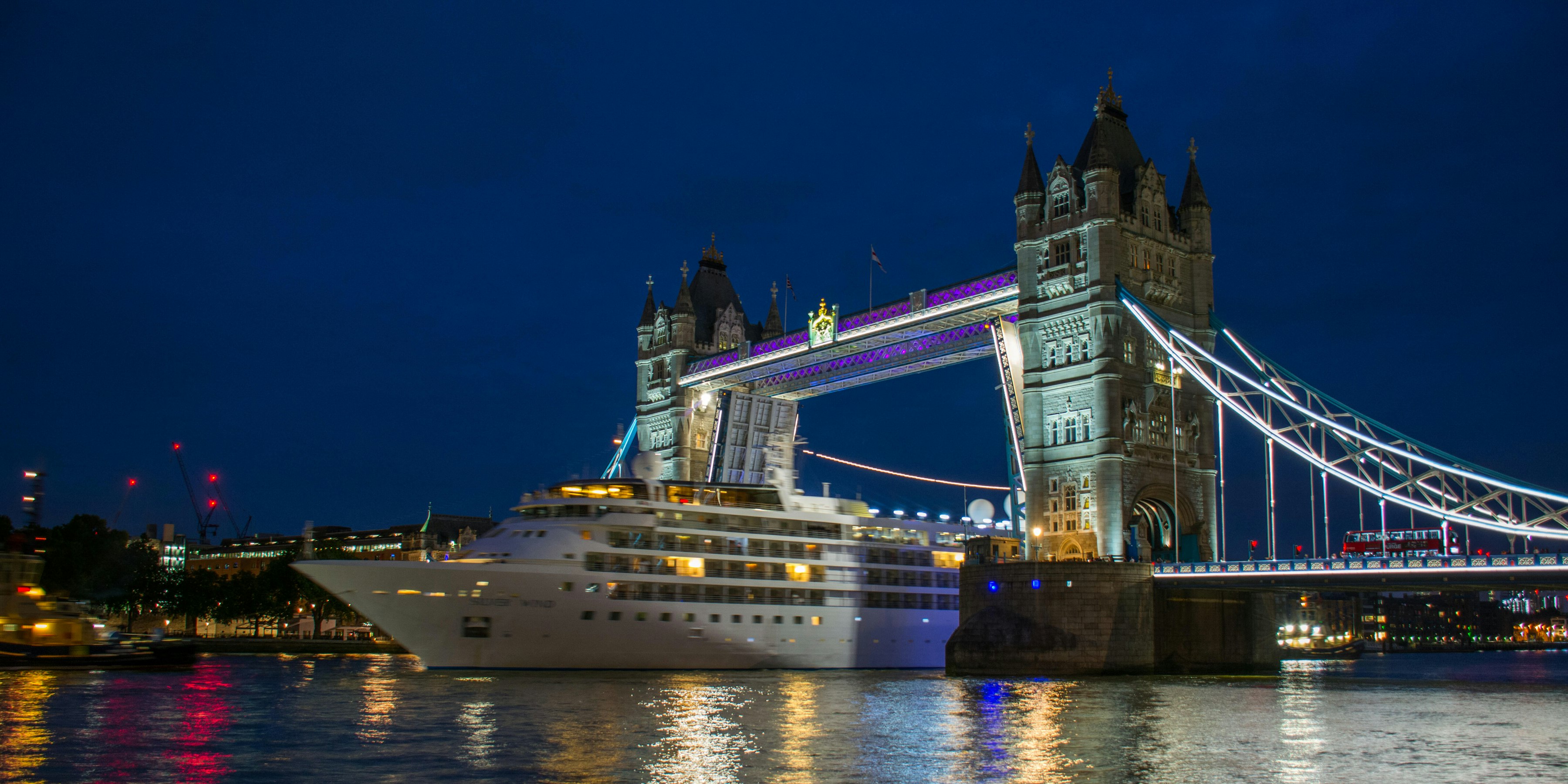 cruise ship london bridge