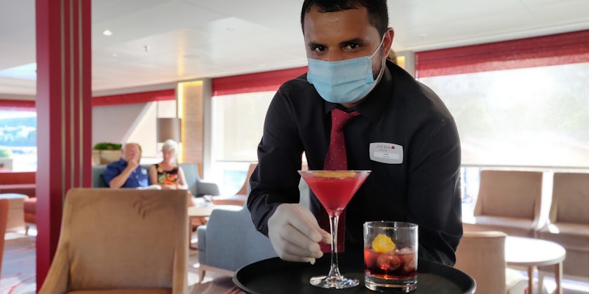 Close-up shot of a crew member with a tray of drinks on A-ROSA Alva (Photo: Franz Neumeier)