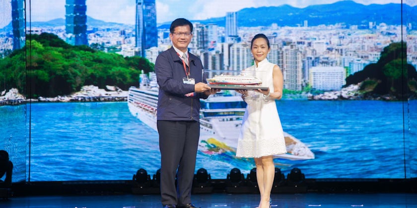 Sally Riu, Vice President of Sales -- Taiwan, Genting Cruise Lines with Lin Chia lung, Minister of Transportation and Communications (Photo: Dream Cruise Line)