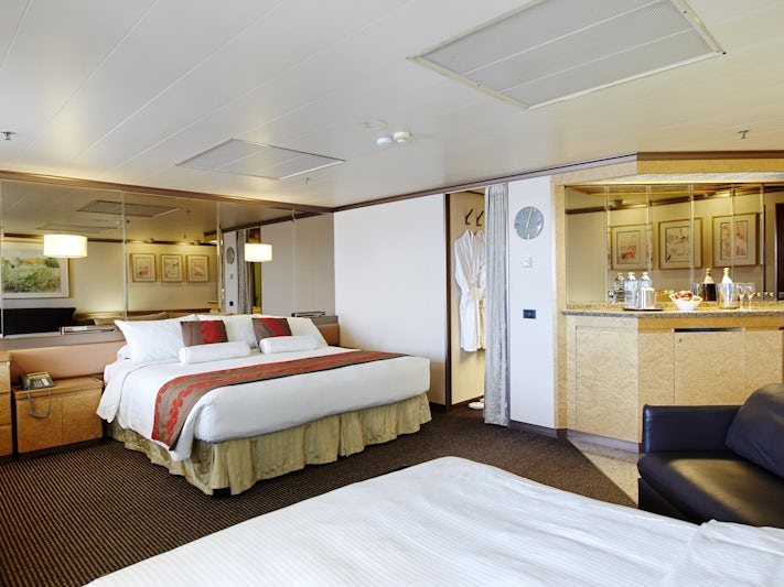 VDG Suite King Bed Double Sofa (Photo: Cruise & Maritime Voyages) 