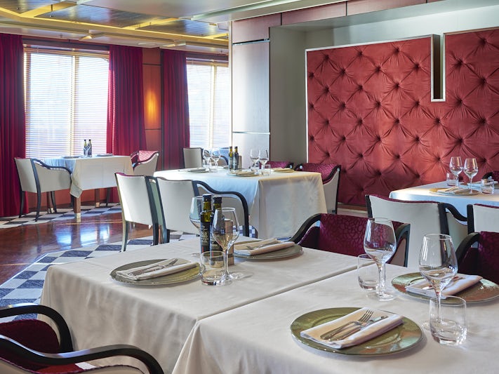 VDG The Grill (Photo: Cruise & Maritime Voyages) 