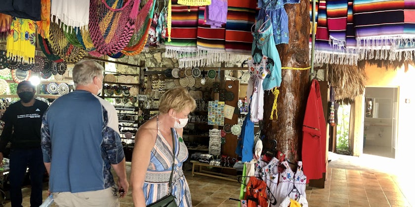 Cruise passengers shopping in Costa Maya (Photo: Chris Gray Faust/Cruise Critic)