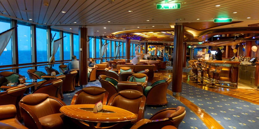 The Schooner Bar aboard Serenade of the Seas. (Photo: Aaron Saunders)