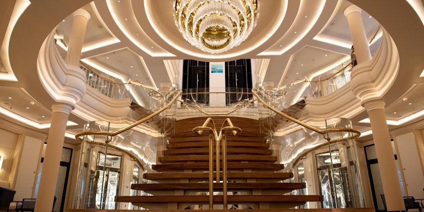 The grand atrium lobby aboard Regent's Seven Seas Splendor (Photo: Mark Hakansson/CruiseCritic)