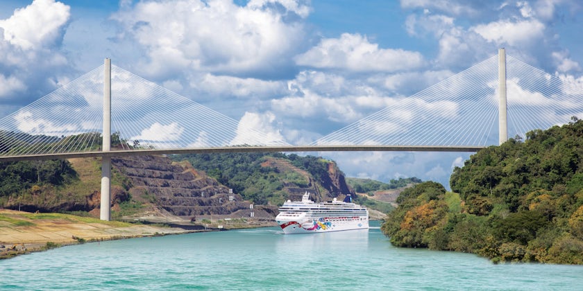 Norwegian Jewel in the Panama Canal (Photo: Norwegian Cruise Line)