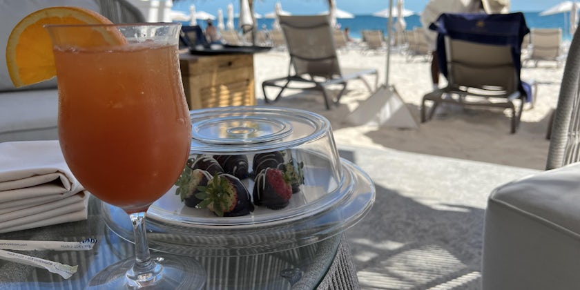 Cocktail on Ocean Cay (Photo by Chris Gray Faust)
