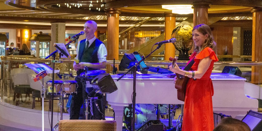 Aileen and Sticks perform aboard Discovery Princess (Photo: Aaron Saunders)
