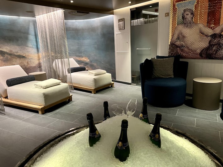 Champagne in Otium Thermal Suite on Silver Dawn (Photo/Chris Gray Faust) 