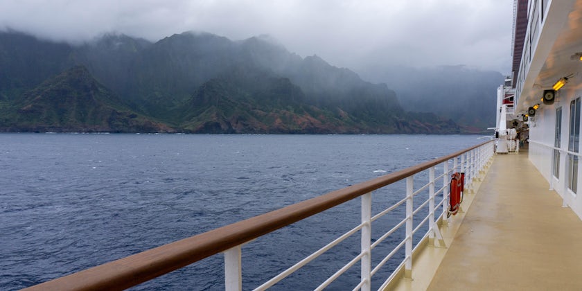 Cruising the Na Pali Coast aboard Pride of America. (Photo: Aaron Saunders)