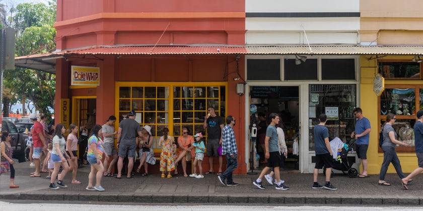 Tourists lined up in Lahaina (Photo: Aaron Saunders)