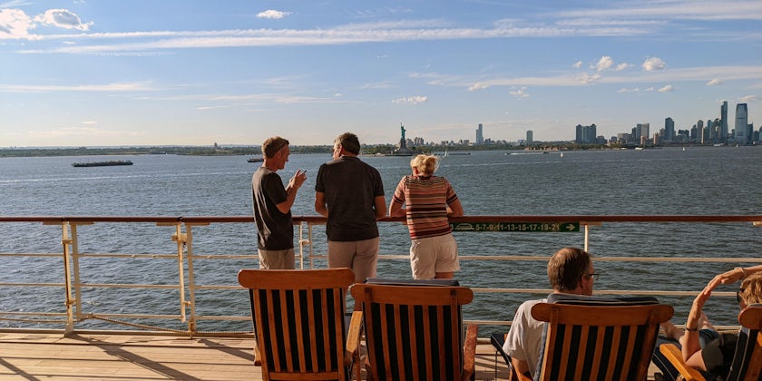 Relaxing on the panorama deck on Queen Mary 2 (Photo: Colleen McDaniel)