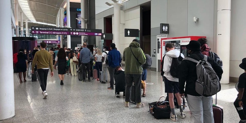 People line up to rebook flights at Toronto Pearson in July 2022 (Photo: Aaron Saunders)