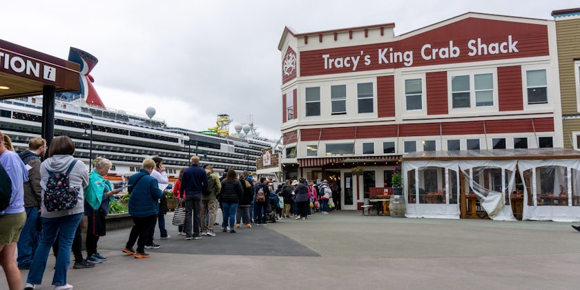Cruise passengers line up at Tracy's Crab Shack in Juneau in July 2022 (Photo: Aaron Saunders)