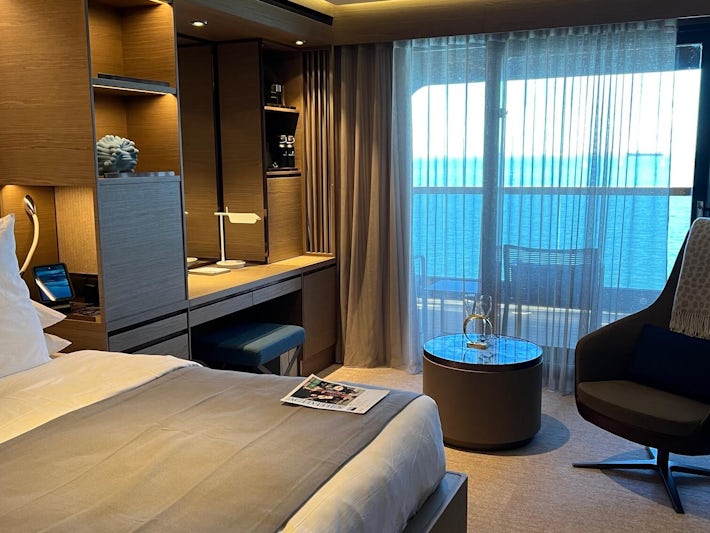 Suite aboard Ritz-Carlton Evrima (Photo: Sue Bryant)