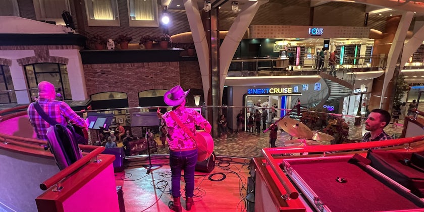Live music aboard Royal Caribbean's Allure of the Seas (Photo: Jorge Oliver)