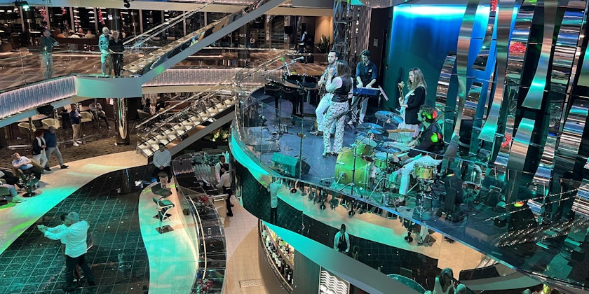 Live music in the atrium aboard MSC Seascape (Photo: Jorge Oliver)
