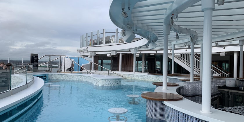 Swim up bar on P&O Cruises Arvia (Photo: Adam Coulter)