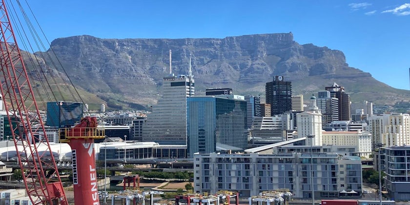 View of Table Mountain from V&A Waterfront (Photo Sara Macefield)