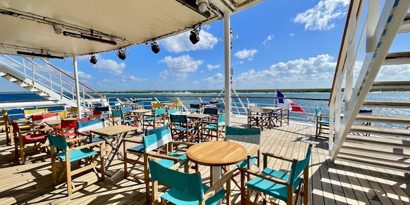 Le Cannes Bar on Club Med 2 (Photo/Gwen Pratesi)