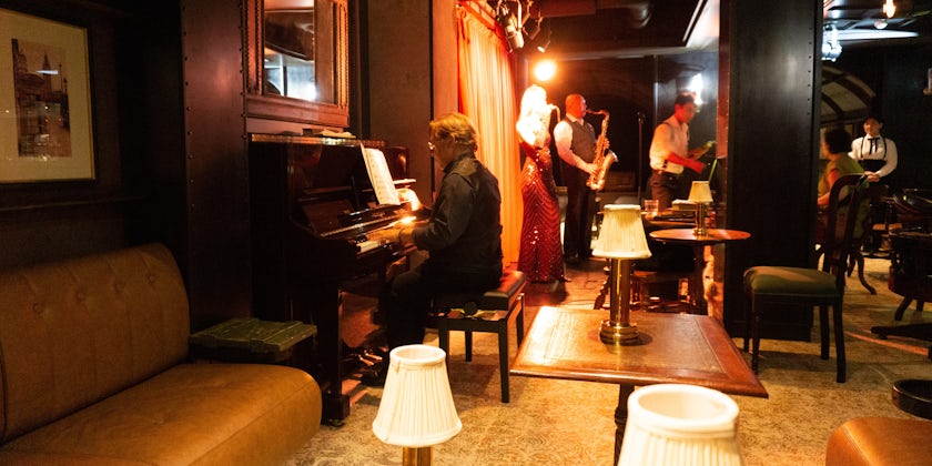 The secret Speakeasy Bar aboard MSC World Europa even has its own dedicated entertainers. (Photo: Aaron Saunders)