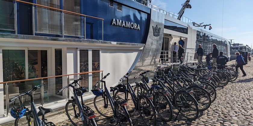 Bicycles next to AmaMora (Photo: Cynthia J. Drake)