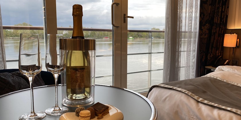 Champagne served on Riverside Mozart (Photo/Jo Kessel)