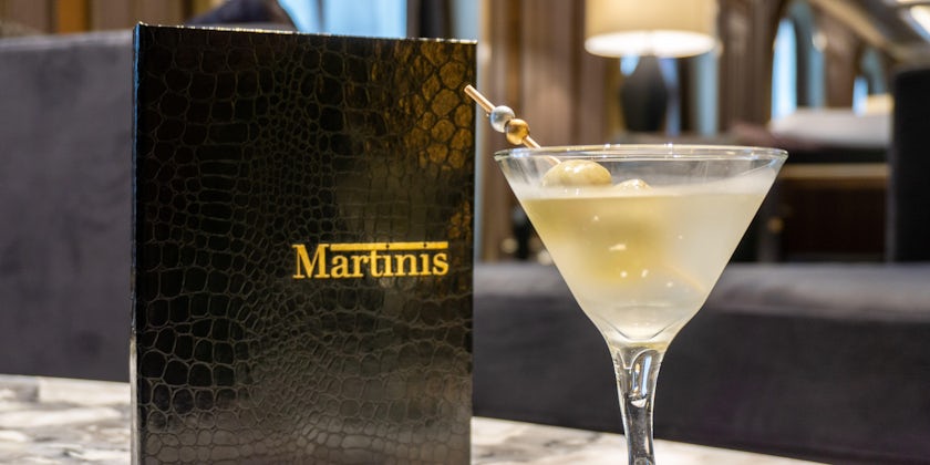 Drinks in Martinis on Deck 6 aboard Oceania's Vista (Photo: Aaron Saunders)