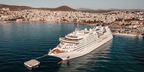 cruise ship leaving melbourne