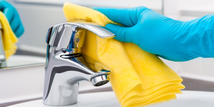 Wipe down bathroom surfaces (Photo: Alexander Raths/Shutterstock.com)