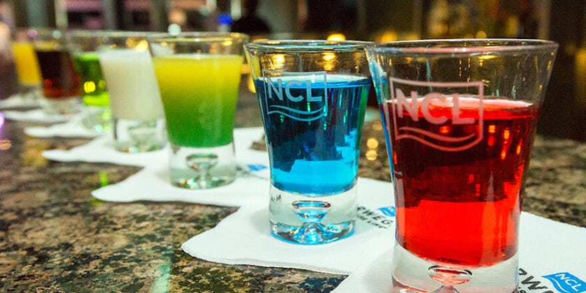 Colorful drinks served on a Norwegian cruise ship (Photo: Cruise Critc)