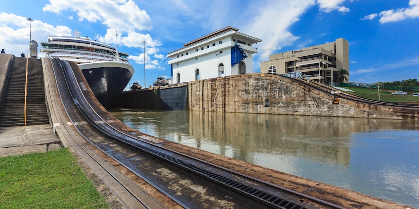 Cruise ship passing locks in the Panama Canal (Photo: Sorin Colac/Shutterstock) 